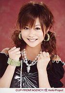 【中古】生写真(ハロプロ)/アイドル/モーニング娘。 モーニング娘。/新垣里沙/バストアップ・衣装黒・真珠のネックレス・両手グー・ブレスレット黄緑・背景赤/公式生写真