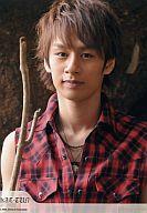 【中古】生写真(ジャニーズ)/アイドル/KAT-TUN KAT-TUN/中丸雄一/バストアップ・衣装チェック赤・右手木の棒/Johnny’s web/公式生写真