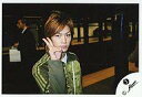 【中古】生写真(ジャニーズ)/アイドル/KAT-TUN KAT-TUN/亀梨和也/横型・バストアップ・ジャージ緑・右手ピース・後ろに人/公式生写真