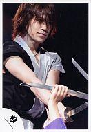 【中古】生写真(ジャニーズ)/アイドル/Kis-My-Ft2 Kis-My-Ft2/千賀健永/ライブフォト・上半身・衣装黒白・両手刀・目線右・背景黒/公式生写真