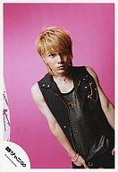【中古】生写真(ジャニーズ)/アイドル/関ジャニ∞ 関ジャニ∞/安田章大/上半身・ベスト黒・右手ポケット・カメラ目線・背景ピンク/公式生写真