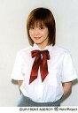 【中古】生写真(ハロプロ)/アイドル/Hello! Project 松浦亜弥/上半身・シャツ白・リボン赤・背景グレー・スカートグレー・両手後ろ/公式生写真