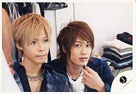 【中古】生写真(ジャニーズ)/アイドル/KAT-TUN KAT-TUN/上田竜也・赤西仁/横型・バストアップ・上田目..