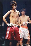 Trading Cards - 【中古】生写真(ジャニーズ)/アイドル/KAT-TUN KAT-TUN/中丸雄一/ライブフォト・膝上・上半身裸・右手腰・ボクシング・背景黒・2L版/DREAM BOYS/公式生写真