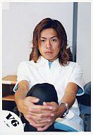 【中古】生写真(ジャニーズ)/アイドル/V6 V6/森田剛/上半身・白シャツ・ズボン黒・両手膝・座り・左腕腕時計/公式生写真