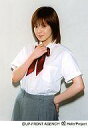 【中古】生写真(ハロプロ)/アイドル/Hello! Project 松浦亜弥/腰上・シャツ白・リボン赤・背景グレー・スカートグレー・右手リボン・左手腰/公式生写真