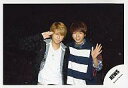 【中古】生写真(ジャニーズ)/アイドル/NEWS NEWS/増田貴久・手越祐也/横型・背景黒・手越敬礼・増田左手パー/公式生写真