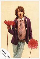 【中古】生写真(ジャニーズ)/アイドル/Hey! Say! JUMP Hey! Say! JUMP/高木雄也/衣装紫・両手に花・膝上・背景ベージュ/公式生写真