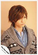 【中古】生写真(ジャニーズ)/アイドル/Hey! Say! JUMP Hey! Say! JUMP/薮宏太/衣装茶色・インナーデニム・上半身・目線右・背景オレンジ/公式生写真