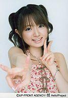 【中古】生写真(ハロプロ)/アイドル/モーニング娘。 モーニング娘。/紺野あさ美/バストアップ 衣装ピンク赤花柄 両手ピース 背景水色/公式生写真
