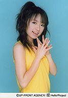 【中古】生写真(ハロプロ)/アイドル/モーニング娘。 モーニング娘。/紺野あさ美/腰上・衣装黄色・両手あわせ・背景水色/公式生写真