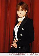 【中古】生写真(ハロプロ)/アイドル/モーニング娘。 モーニング娘。/亀井絵里/上半身・衣装黒・インナー白・両手重ね・背景赤/公式生写真