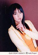 【中古】生写真(ハロプロ)/アイドル/モーニング娘。 モーニング娘。/道重さゆみ/上半身・衣装オレンジ・パーカー黄色・左手人差し指顎・背景茶色/公式生写真