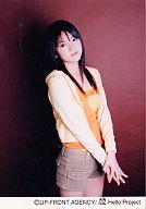 【中古】生写真(ハロプロ)/アイドル/モーニング娘。 モーニング娘。/道重さゆみ/膝上・衣装オレンジ・パーカー黄色・両手重ね・背景茶色/公式生写真