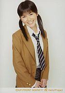 【中古】生写真(ハロプロ)/アイドル/モーニング娘。 モーニング娘。/光井愛佳/腰上・衣装茶白黒・ネクタイ・両手絡め・背景白/公式生写真