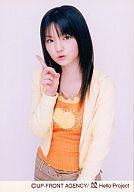 【中古】生写真(ハロプロ)/アイドル/モーニング娘。 モーニング娘。/道重さゆみ/膝上・衣装オレンジ・パーカー黄色・右手人差し指立て/公式生写真