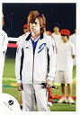 【中古】生写真(ジャニーズ)/アイドル/Kis-My-Ft2 Kis-My-Ft2/千賀健永/膝上・衣装白・ジャージ・左手マイク・目線左・後ろに人/公式生写真