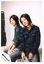【中古】生写真(ジャニーズ)/アイドル/関ジャニ∞ 関ジャニ∞/大倉忠義 ・渋谷すばる/膝上・青チェック柄・水色・ジーンズ・首傾げ・座り・大倉体左向き/公式生写真