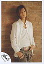 【中古】生写真(ジャニーズ)/アイドル/NEWS NEWS/山下智久/膝上・白シャツ・ジーンズ・左手ベルト・背景レンガ/公式生写真