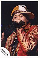 【中古】生写真(ジャニーズ)/アイドル/関ジャニ∞ 関ジャニ∞/横山裕/ライブフォト・上半身・衣装赤・左手マイク・帽子黄色/公式生写真