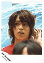 【中古】生写真(ジャニーズ)/アイドル/Hey! Say! JUMP Hey!Say!JUMP/高木雄也/顔アップ・目線左・Tシャツ赤・左手髪・背景水色/公式生写真