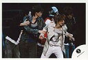 【中古】生写真(ジャニーズ)/アイドル/ジャニーズ ジャニーズ/集合(5人)/横型・ライブフォト・亀梨衣装白・大倉衣装ジーンズジャケット・田中衣装赤/公式生写真