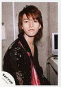 【中古】生写真(ジャニーズ)/アイドル/KAT-TUN KAT-TUN/田口淳之介/衣装黒.ピンク・体右向き・背景にテレビ/公式生写真(3)