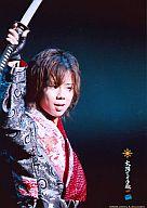 【中古】生写真(ジャニーズ)/アイドル/Kis-My-Ft2 Kis-My-Ft2/北山宏光/ライブフォト・バストアップ・衣装黒と赤色・右手刀・背景黒・枠無し/PLAYZONE2009 太陽からの手紙