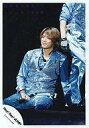 【中古】生写真(ジャニーズ)/アイドル/Hey! Say! JUMP Hey!Say!JUMP/高木雄也/ライブフォト・座り・衣装水色・背景黒・右手マイク・顔斜め左向き/公式生写真
