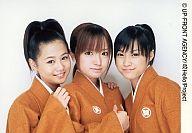 【中古】生写真(ハロプロ)/アイドル/モーニング娘。 モーニング娘。/新垣・紺野・亀井/横型・バストアップ・衣装茶色・着物・袴・紺野右手親指立て/公式生写真