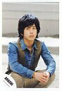 【中古】生写真(ジャニーズ)/アイドル/嵐 嵐/二宮和也/膝上・しゃがみ・衣装デニム・ベストカーキ色・両手あわせ・目線左
