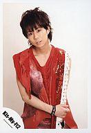 【中古】生写真(ジャニーズ)/アイドル/Kis-My-Ft2 Kis-My-Ft2/北山宏光/上半身・衣装赤・右手左腕・顔傾げ/公式生写真