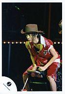 【中古】生写真(ジャニーズ)/アイドル/Kis-My-Ft2 Kis-My-Ft2/横尾渉/座り・衣装赤・帽子茶色・体横向き/公式生写真(3)