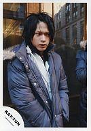 【中古】生写真(ジャニーズ)/アイドル/KAT-TUN KAT-TUN/上田竜也/上半身・グレージャケット・白シャツ・体右向き・目線右/公式生写真