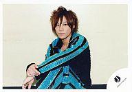 【中古】生写真(ジャニーズ)/アイドル/Kis-My-Ft2 Kis-My-Ft2/千賀健永/横型・衣装黒水色・座り・左向き・背景白/公式生写真