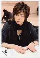 【中古】生写真(ジャニーズ)/アイドル/Kis-My-Ft2 Kis-My-Ft2/北山宏光/バストアップ・テーブルに手・衣装黒・ストール・座り・目線左/公式生写真