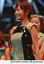 【中古】生写真(ハロプロ)/アイドル/モーニング娘。 モーニング娘。/安倍なつみ/ライブフォト・上半身・衣装黒グレー・左向き・笑顔・後ろに人/公式生写真