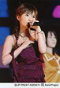 【中古】生写真(ハロプロ)/アイドル/モーニング娘。 モーニング娘。/安倍なつみ/ライブフォト・上半身・衣装紫・左手マイク・右手胸・後ろに人/公式生写真