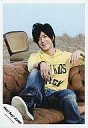 【中古】生写真(ジャニーズ)/アイドル/Hey! Say JUMP Hey! Say! JUMP/中島裕翔/黄色のパーカー・ジーンズ・茶色のソファ・座り・背景野外/公式生写真