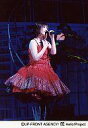 【中古】生写真(ハロプロ)/アイドル/モーニング娘。 モーニング娘。/安倍なつみ/ライブフォト・膝上・衣装赤・左手マイク・右手胸元/公式生写真