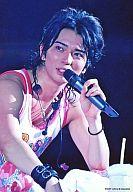 【中古】生写真(ジャニーズ)/アイドル/嵐 嵐/松本潤/ライブフォト・上半身・タンクトップ・ピンク色迷彩柄ズボン・左手マイク・目線左・背景黒・枠無し/公式生写真