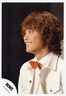 【中古】生写真(ジャニーズ)/アイドル/NEWS NEWS/手越祐也/バストアップ・衣装白・蝶ネクタイオレンジ・目線左・背景黒/公式生写真