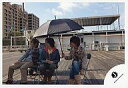 【中古】生写真(ジャニーズ)/アイドル/NYC NYC/中山・山田・知念/横型・座り・中山右手黒い傘・足組み・ジーンズ・目線左・背景野外/公式生写真