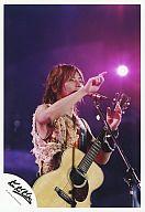 【中古】生写真(ジャニーズ)/アイドル/KinKi Kids KinKi Kids/堂本光一/ライブフォト・上半身・衣装オレンジピンク・ギター・スタンドマイク・右向き・ライト紫/公式生写真