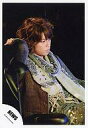 【中古】生写真(ジャニーズ)/アイドル/NEWS NEWS/手越祐也/イス座り・膝上・衣装グレー・ストール白・目線右・ジャケット茶色・背景黒/公式生写真