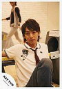 【中古】生写真(ジャニーズ)/アイドル/KAT-TUN KAT-TUN/中丸雄一/上半身・白シャツ・赤色ネクタイ・背景ボウリング場・ジーンズ/公式生写真
