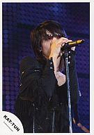 【中古】生写真(ジャニーズ)/アイドル/KAT-TUN KAT-TUN/上田竜也/ライブフォト・上半身・黒ジャケット・マイクスタンド・サングラス・背景紫/公式生写真(3)
