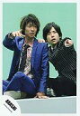 【中古】生写真(ジャニーズ)/アイドル/嵐 嵐/相葉雅紀・二宮和也/全身・青色ジャケット・黒色ストライプ柄ジャケット・二宮の右手相葉の肩・背景緑・座り/公式生写真