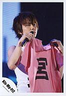 【中古】生写真(ジャニーズ)/アイドル/Kis-My-Ft2 Kis-My-Ft2/北山宏光/ライブフォト・上半身・白のタンクトップ・ピンク色シャツ・右手マイク・体右向き・背景スクリーン/公式生写真