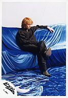 【中古】生写真(ジャニーズ)/アイドル/Kinki Kids Kinki Kids/堂本光一/ソファ座り・衣装黒・全身・目線右・背景青/公式生写真